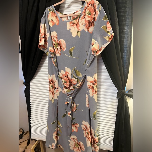 🌸🌸Grey Floral Printed Dress with Belt! 🌸🌸 - Picture 3 of 3